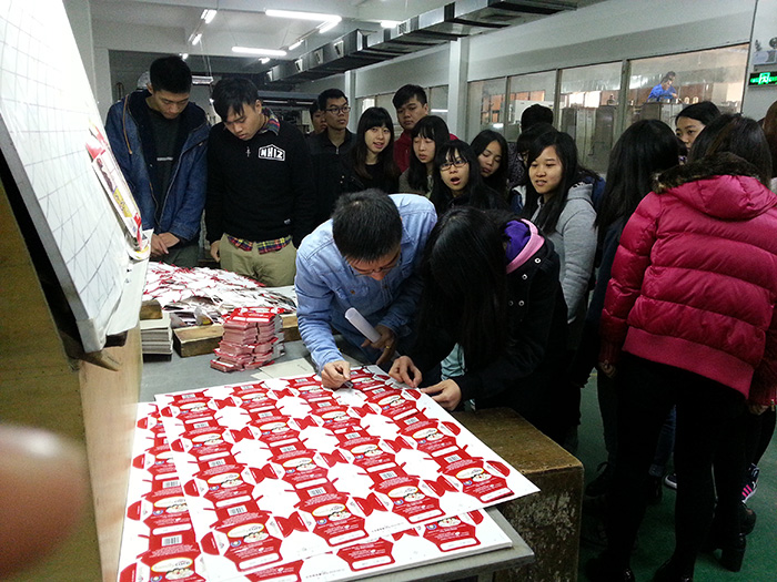 學校到金田集團參觀學習